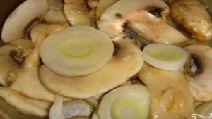 Куриный суп с грибами и луком пореем