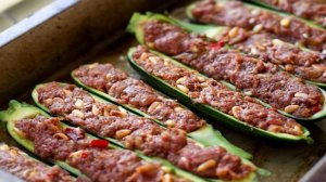 Кабачки-лодочки, запеченные в духовке с овощами