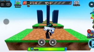 катается на скейте