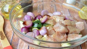 Куриный шашлык с луком и цуккини