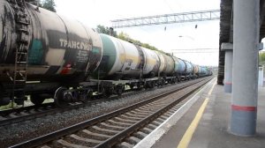 2ТЭ10М-3260 с грузовым поездом и приветливым машинистом