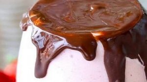 Клубничный коктейль в шоколаде