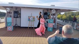 красивый танец на палубе