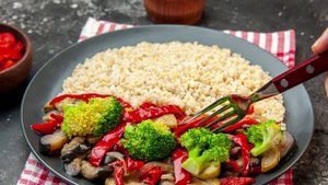 Тяхан с курицей и овощами