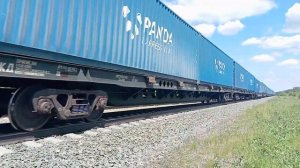 "Следует по неправильному пути" 2ТЭ25КМ-0005 с контейнерным поездом и приветливой бригадой