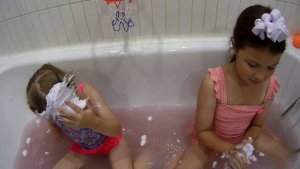 Сюрприз для девочек в ванной!