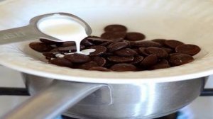 Клубничное мороженое с шоколадным печеньем