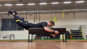 Обратная гиперэкстензия на скамье с мини-бэндом (RESISTANCE BAND REVERSE HYPEREXTENSION)