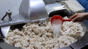 Гигантская автоматическая машина для производства рыбных котлет. Корейский магазин рыбных котлет