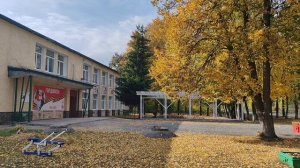 Осень золотая возле дома культуры в деревне