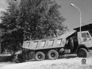 1985 год. Тюмень. Установка опор пешеходного моста.