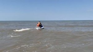 Катание на водном мотоцикле на побережье Азовского моря в Голубицкой