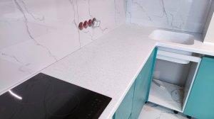 Столешница для кухни из акрилового камня Staron FP 100 Peak с интегрированной мойкой