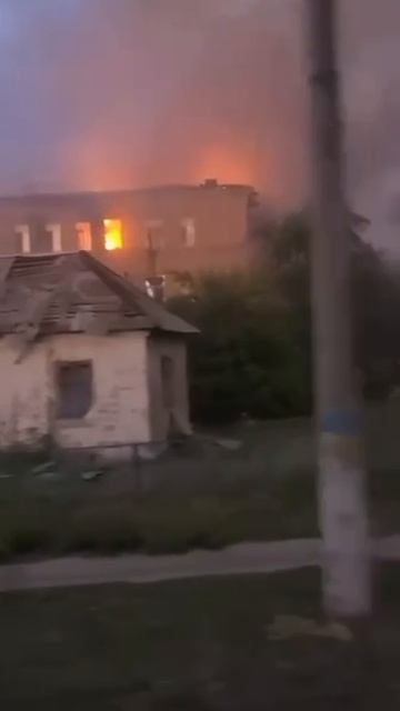 Доброполье. Учебные корпуса, использовавшиеся как место временного размещения ВСУ. смотреть онлайн