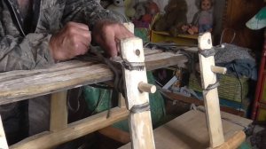 Стягиваем сырыми ремнями эвенкийскую нарту Экспонат для музея