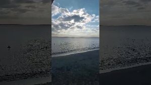 Лермонтово море и прохладно но люди купаются