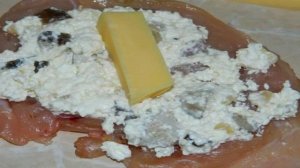 Куриный рулет с творожно-грибной начинкой