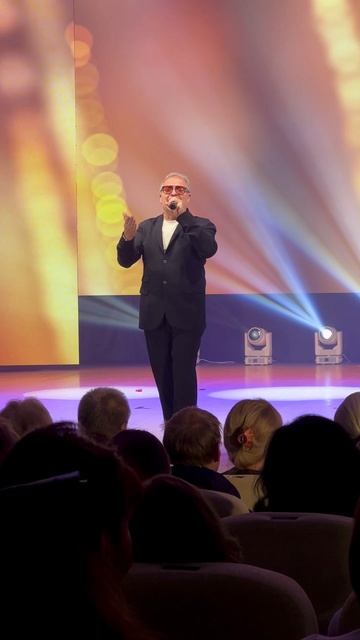 Снова в мой дом приходит Осень-золотые листопады🍁 Вместе мы сможем больше! Александр Добронравов смотреть онлайн