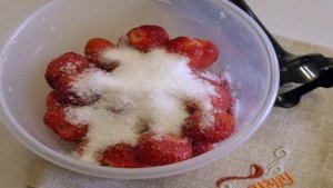 Клубничное мороженое из йогурта