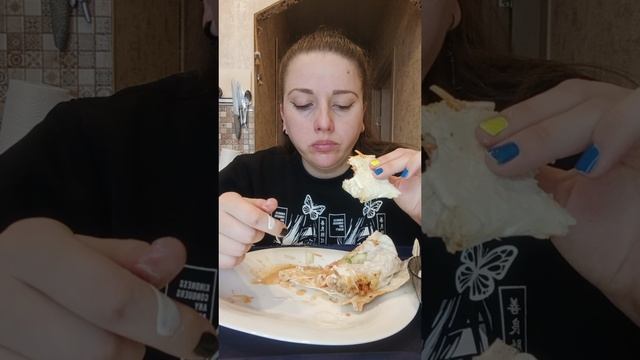 Приболела🤧Ем шавуху😋🌯Ребят! Накидайте мне тем 🙃 @АЯЕМ  #мукбангроссия#шаурмадомашняя#шаурмаскури