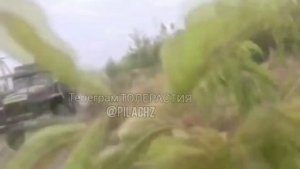 Наши бойцы во время ротации попали под удар дрона xoxлов, но к счастью, чубатый оператор промазал.