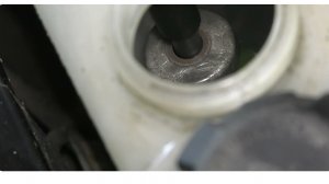 Почему снижается уровень антифриза, если явных утечек не видно.