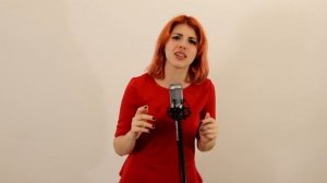 Поет ученица школы Мария