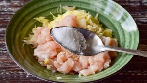 Картофельные колбаски с мясом в кишке