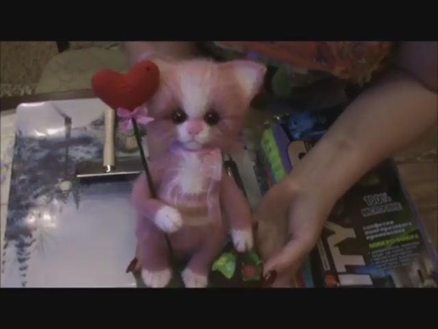 Знакомьтесь влюблённый Котейка /Вязанный котик спицами, обзор..