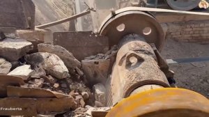 Строительство, дробление щебёнки