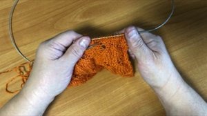 Красивые объёмные дорожки на изнаночной глади. Узоры спицами