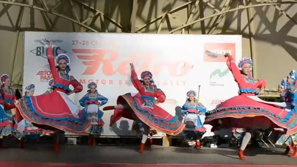 РЕТРО МОТОР ШОУ 2025. ТАНЕЦ "ПРАЗДНИЧНАЯ". АНТ "ЛЕБЁДУШКИ" смотреть онлайн