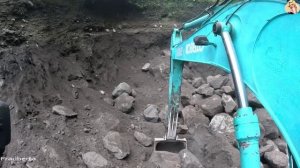 Строительство, экскаватор копает песок