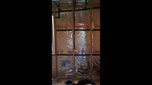 1000035590.mp4 (Собака наблюдает за устройством заземления в доме А-фрейм)