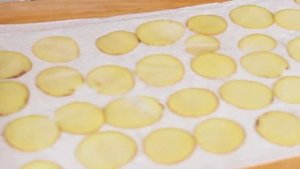 Картофельные чипсы в микроволновке без масла