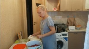 Дождь, снег, садовые яблочки, арбуз, злой мальчик и вкусный тортик! 😄 А ещё сварила варенье 😋