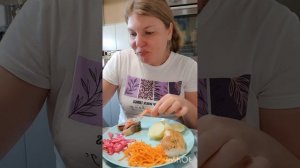 Мукбанг. Копченые скумбрия, горбуша, отварная картошка, капуста-пилюска, корейская морковь, пампушки