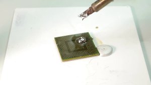 Снимаем с процессора старый припой.