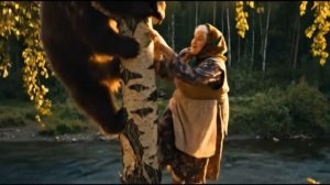 Бабушка загнала медведя