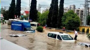 В Сочи опять мощный ливень, затопило дороги.