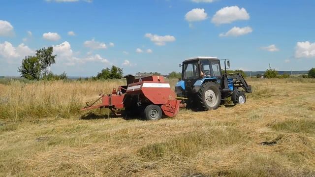 МТЗ-82 с пресс-подборщиком тюкует сено!