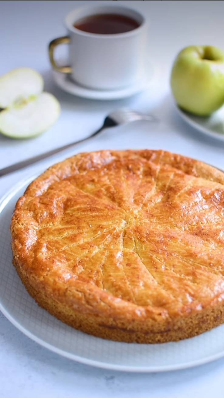 Баскское гато с заварным кремом и яблоками