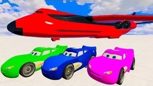 Цветные машинки Маккуина - Транспортировка на большом самолете с супергероем - Мультфильм для детей