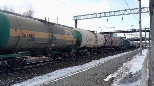 2ТЭ10У-0340 с грузовым поездом и приветливой бригадой