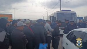 В ходе крупной операции в Новосибирске, правоохранительные органы обнаружили 450 мигрантов с нару...