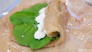 Куриный рулет с сыром и рукколой