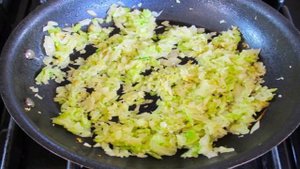 Котлеты из лосося с луком