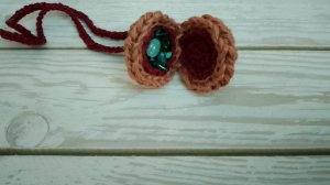 МК по вязанию кулона Моллюск по книге Стеффи Глэйвс.