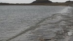 На пляже Сен-Мало, Франция - во время дождя и прилива.