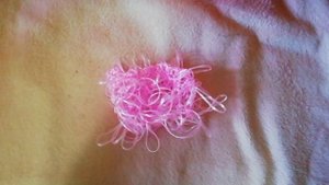 Минимочалка розового цвета, которая может служить также и игрушкой